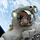 Космонавт в открытом космосе (3)